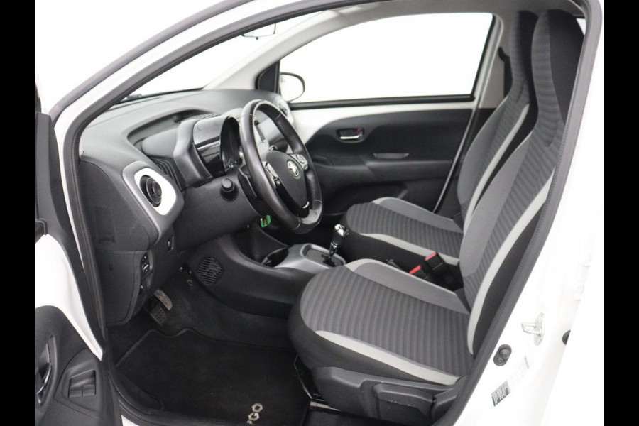 Toyota Aygo 1.0 VVT-i x-joy | Trekhaak | Camera | DAB | Automaat | Carplay | Climate control | Cruise control | LED