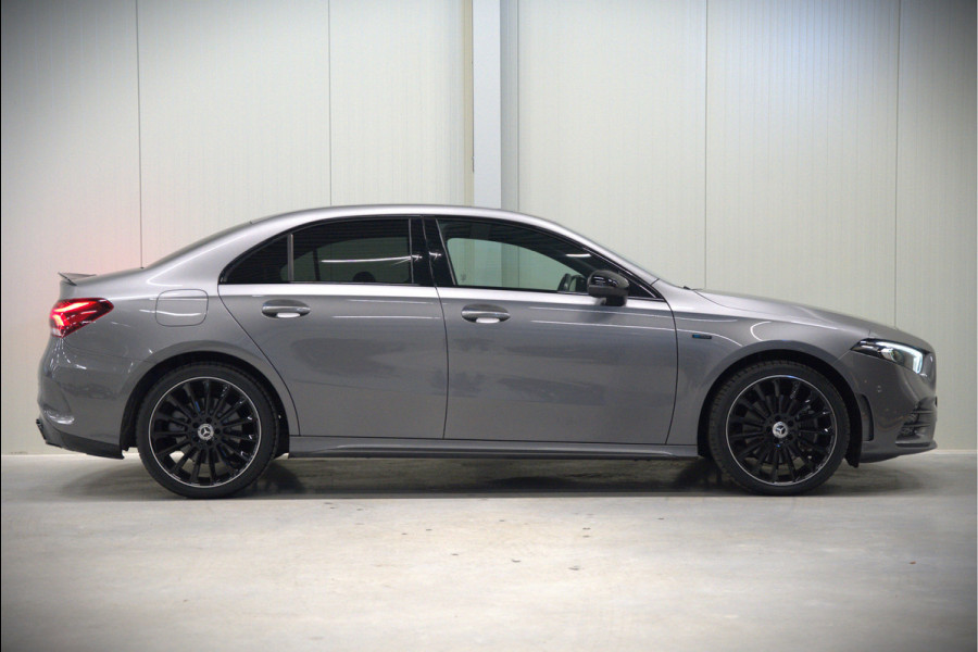 Mercedes-Benz A-Klasse 250 e Business Solution AMG Limited | Stoelverwarming | Camera | Ambiance Verlichting | Keyless | Apple Carplay | Navigatie | Cruise Control | SOH 94,32%