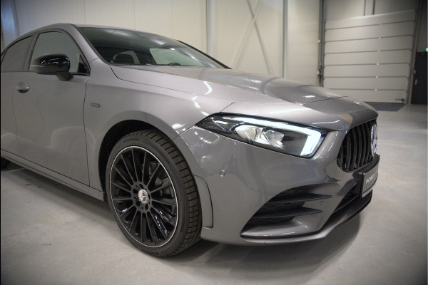 Mercedes-Benz A-Klasse 250 e Business Solution AMG Limited | Stoelverwarming | Camera | Ambiance Verlichting | Keyless | Apple Carplay | Navigatie | Cruise Control | SOH 94,32%