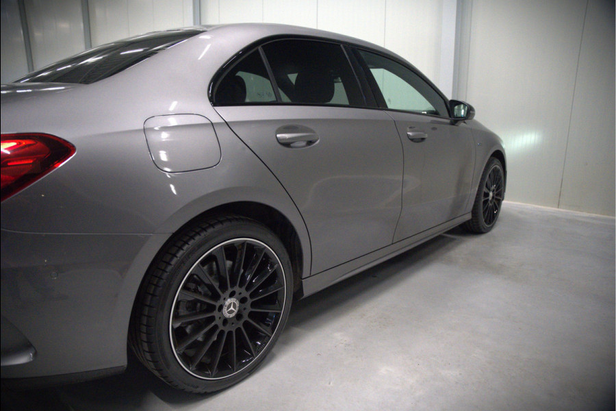 Mercedes-Benz A-Klasse 250 e Business Solution AMG Limited | Stoelverwarming | Camera | Ambiance Verlichting | Keyless | Apple Carplay | Navigatie | Cruise Control | SOH 94,32%