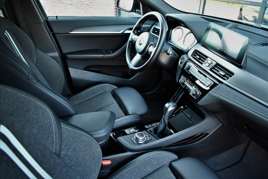 BMW X2 xDrive25e M-Sport Pano HUD El-zetels Camera Carplay 19inch