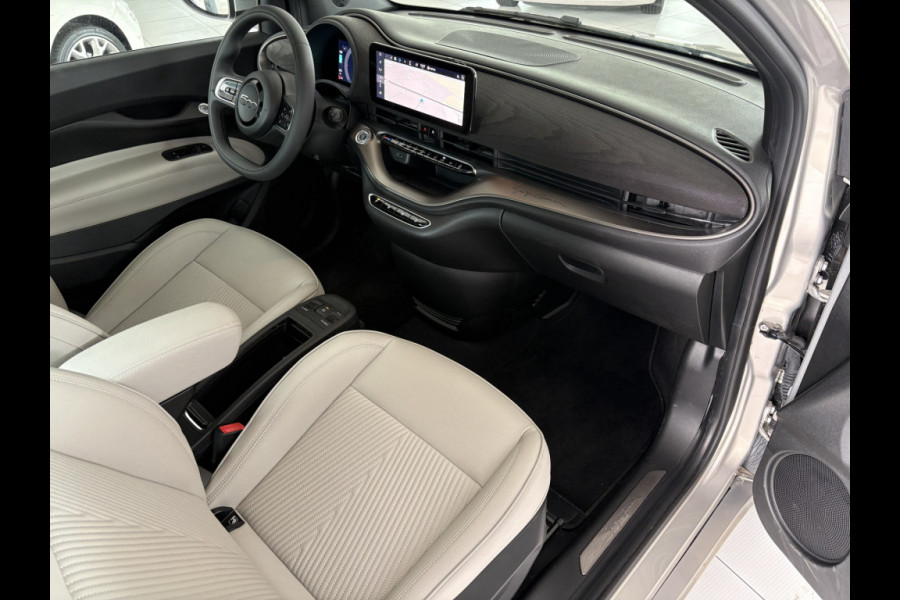 Fiat 500 Giorgio Armani Edition 42 kWh Achteruitrijcamera - Airco - Apple carplay - Navigatie - Parkeersensoren - Draadloze telefoonlader - Panoramadak - Stoelverwarming - Licht metalen velgen 17 inch - Led verlichting Bluetooth - dodehoek detector - Elektrische ramen - Extra getint glas achter - Keyless start - lederen bekleding - Stuur multifunctioneel