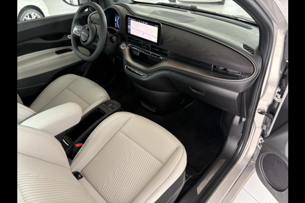 Fiat 500 Giorgio Armani Edition 42 kWh Achteruitrijcamera - Airco - Apple carplay - Navigatie - Parkeersensoren - Draadloze telefoonlader - Panoramadak - Stoelverwarming - Licht metalen velgen 17 inch - Led verlichting Bluetooth - dodehoek detector - Elektrische ramen - Extra getint glas achter - Keyless start - lederen bekleding - Stuur multifunctioneel