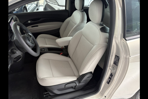 Fiat 500 Giorgio Armani Edition 42 kWh Achteruitrijcamera - Airco - Apple carplay - Navigatie - Parkeersensoren - Draadloze telefoonlader - Panoramadak - Stoelverwarming - Licht metalen velgen 17 inch - Led verlichting Bluetooth - dodehoek detector - Elektrische ramen - Extra getint glas achter - Keyless start - lederen bekleding - Stuur multifunctioneel