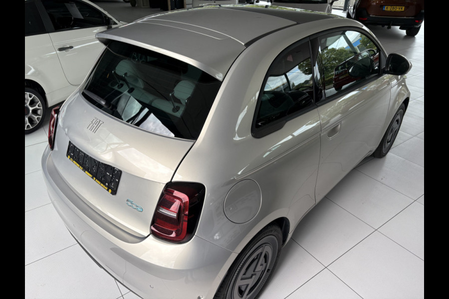 Fiat 500 Giorgio Armani Edition 42 kWh Achteruitrijcamera - Airco - Apple carplay - Navigatie - Parkeersensoren - Draadloze telefoonlader - Panoramadak - Stoelverwarming - Licht metalen velgen 17 inch - Led verlichting Bluetooth - dodehoek detector - Elektrische ramen - Extra getint glas achter - Keyless start - lederen bekleding - Stuur multifunctioneel