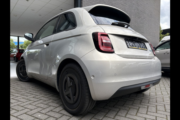Fiat 500 Giorgio Armani Edition 42 kWh Achteruitrijcamera - Airco - Apple carplay - Navigatie - Parkeersensoren - Draadloze telefoonlader - Panoramadak - Stoelverwarming - Licht metalen velgen 17 inch - Led verlichting Bluetooth - dodehoek detector - Elektrische ramen - Extra getint glas achter - Keyless start - lederen bekleding - Stuur multifunctioneel