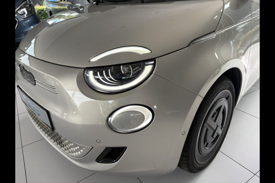 Fiat 500 Giorgio Armani Edition 42 kWh Achteruitrijcamera - Airco - Apple carplay - Navigatie - Parkeersensoren - Draadloze telefoonlader - Panoramadak - Stoelverwarming - Licht metalen velgen 17 inch - Led verlichting Bluetooth - dodehoek detector - Elektrische ramen - Extra getint glas achter - Keyless start - lederen bekleding - Stuur multifunctioneel