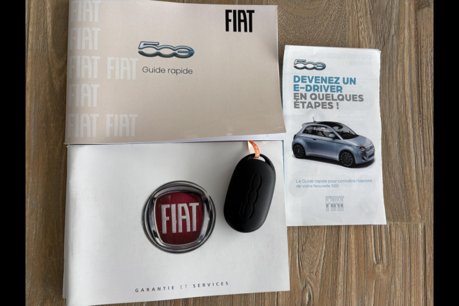Fiat 500 Giorgio Armani Edition 42 kWh Achteruitrijcamera - Airco - Apple carplay - Navigatie - Parkeersensoren - Draadloze telefoonlader - Panoramadak - Stoelverwarming - Licht metalen velgen 17 inch - Led verlichting Bluetooth - dodehoek detector - Elektrische ramen - Extra getint glas achter - Keyless start - lederen bekleding - Stuur multifunctioneel
