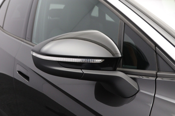Volkswagen ID.4 First 77 kWh 204 PK, SOH 90 %, Trekhaak, LED, Leder-Alcantara, Carplay, 360 Camera