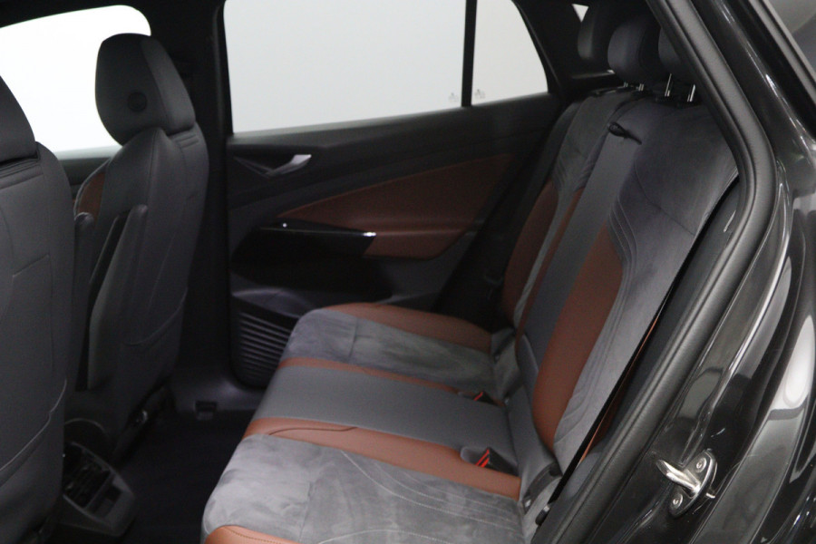 Volkswagen ID.4 First 77 kWh 204 PK, SOH 90 %, Trekhaak, LED, Leder-Alcantara, Carplay, 360 Camera