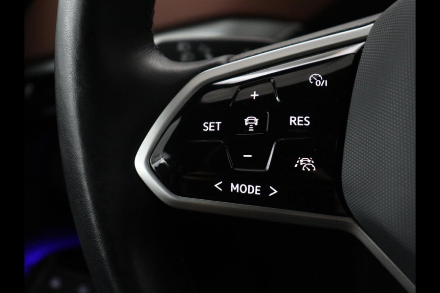 Volkswagen ID.4 Tech 77 kWh | SOH 92,2% | Panorama | 360 Camera | Head up | Virtual cockpit | Sfeerverlichting | Stoel/Stuurverwarming | Adaptive cruise | Carplay | Traffic assist | Climate control | Half leder/velours