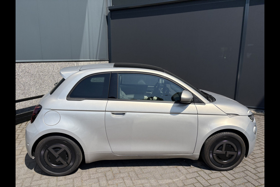 Fiat 500 Giorgio Armani Edition 42 kWh Achteruitrijcamera - Airco - Apple carplay - Navigatie - Parkeersensoren - Draadloze telefoonlader - Panoramadak - Stoelverwarming - Licht metalen velgen 17 inch - Led verlichting Bluetooth - dodehoek detector - Elektrische ramen - Extra getint glas achter - Keyless start - lederen bekleding - Stuur multifunctioneel