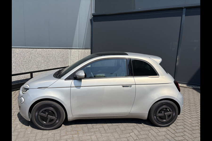 Fiat 500 Giorgio Armani Edition 42 kWh Achteruitrijcamera - Airco - Apple carplay - Navigatie - Parkeersensoren - Draadloze telefoonlader - Panoramadak - Stoelverwarming - Licht metalen velgen 17 inch - Led verlichting Bluetooth - dodehoek detector - Elektrische ramen - Extra getint glas achter - Keyless start - lederen bekleding - Stuur multifunctioneel