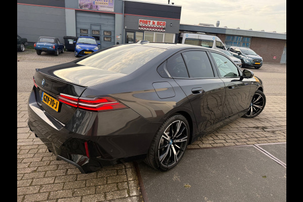 BMW 5 Serie 530e PHEV 09-2024 M-SPORT LEDER SFEER CAMERA NAP 1-EIG LUXE