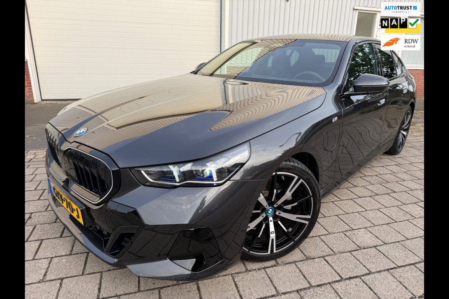 BMW 5 Serie 530e PHEV 09-2024 M-SPORT LEDER SFEER CAMERA NAP 1-EIG LUXE