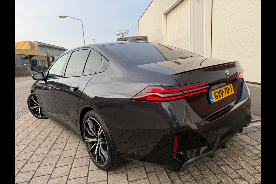 BMW 5 Serie 530e PHEV 09-2024 M-SPORT LEDER SFEER CAMERA NAP 1-EIG LUXE