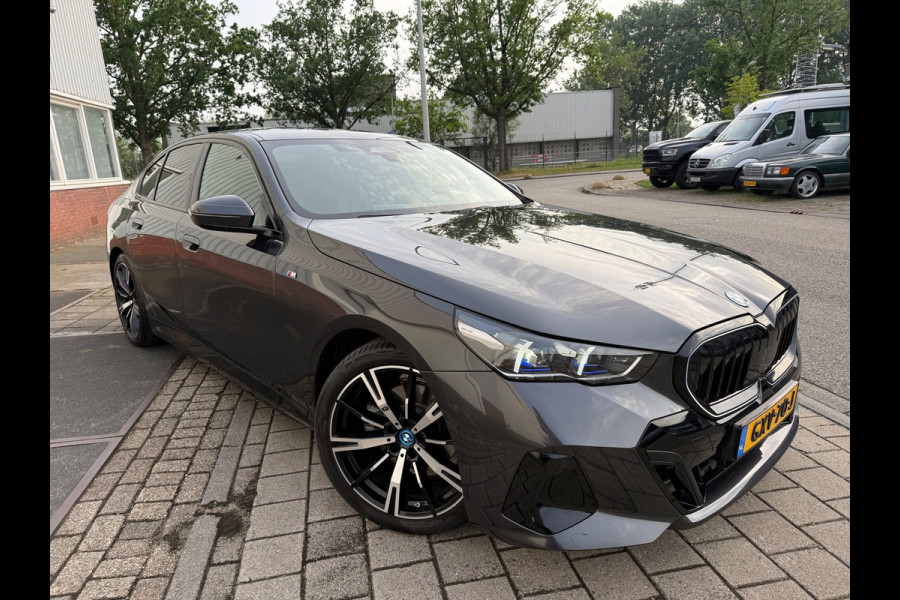 BMW 5 Serie 530e PHEV 09-2024 M-SPORT LEDER SFEER CAMERA NAP 1-EIG LUXE