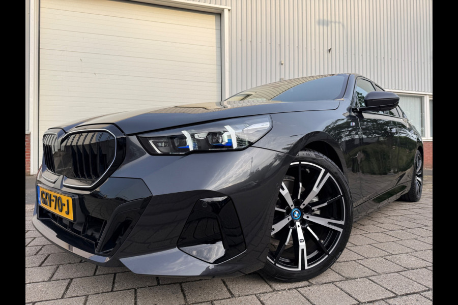 BMW 5 Serie 530e PHEV 09-2024 M-SPORT LEDER SFEER CAMERA NAP 1-EIG LUXE