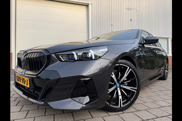 BMW 5 Serie 530e PHEV 09-2024 M-SPORT LEDER SFEER CAMERA NAP 1-EIG LUXE
