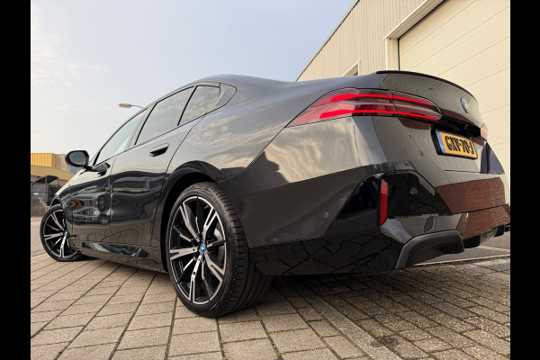 BMW 5 Serie 530e PHEV 09-2024 M-SPORT LEDER SFEER CAMERA NAP 1-EIG LUXE