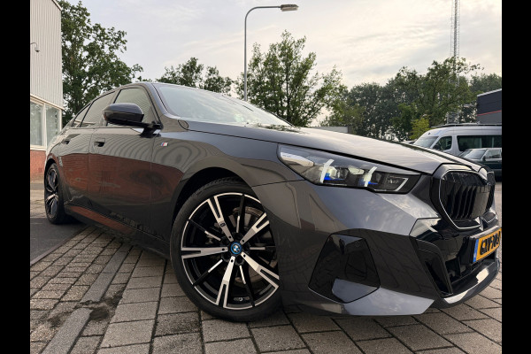 BMW 5 Serie 530e PHEV 09-2024 M-SPORT LEDER SFEER CAMERA NAP 1-EIG LUXE