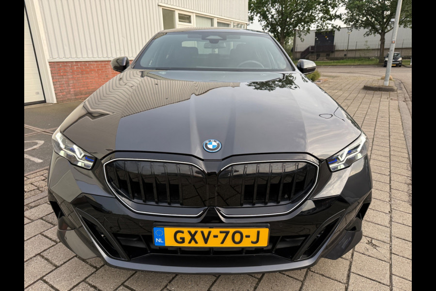 BMW 5 Serie 530e PHEV 09-2024 M-SPORT LEDER SFEER CAMERA NAP 1-EIG LUXE