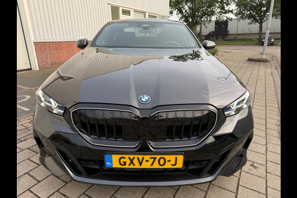 BMW 5 Serie 530e PHEV 09-2024 M-SPORT LEDER SFEER CAMERA NAP 1-EIG LUXE