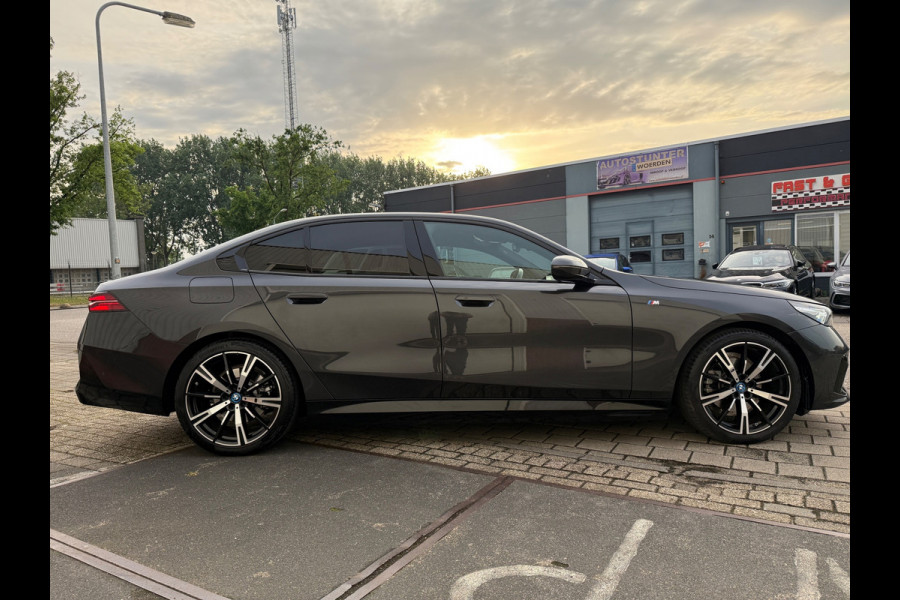 BMW 5 Serie 530e PHEV 09-2024 M-SPORT LEDER SFEER CAMERA NAP 1-EIG LUXE