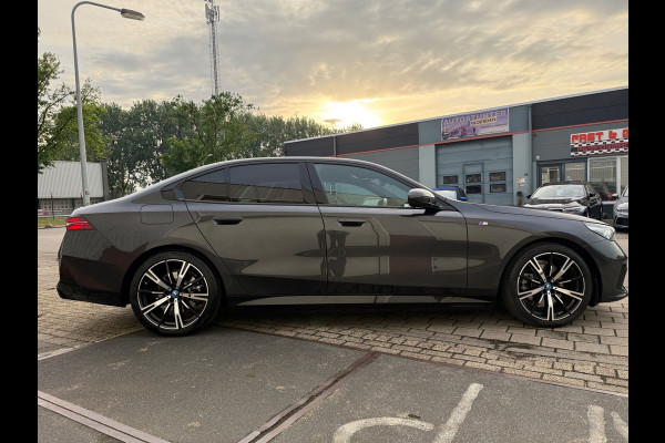 BMW 5 Serie 530e PHEV 09-2024 M-SPORT LEDER SFEER CAMERA NAP 1-EIG LUXE