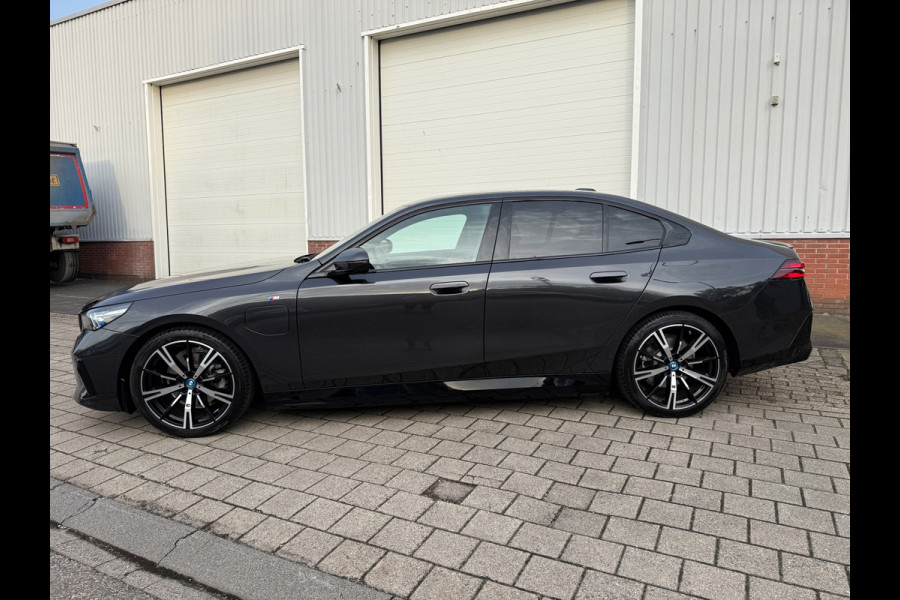 BMW 5 Serie 530e PHEV 09-2024 M-SPORT LEDER SFEER CAMERA NAP 1-EIG LUXE