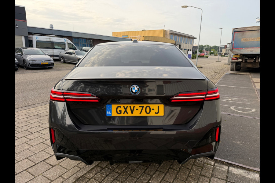 BMW 5 Serie 530e PHEV 09-2024 M-SPORT LEDER SFEER CAMERA NAP 1-EIG LUXE