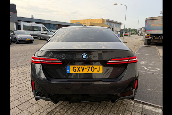 BMW 5 Serie 530e PHEV 09-2024 M-SPORT LEDER SFEER CAMERA NAP 1-EIG LUXE
