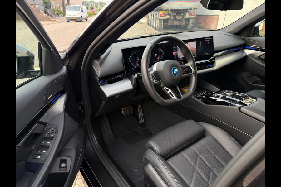 BMW 5 Serie 530e PHEV 09-2024 M-SPORT LEDER SFEER CAMERA NAP 1-EIG LUXE