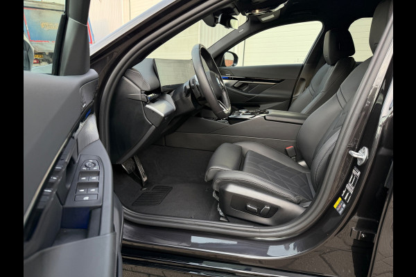 BMW 5 Serie 530e PHEV 09-2024 M-SPORT LEDER SFEER CAMERA NAP 1-EIG LUXE