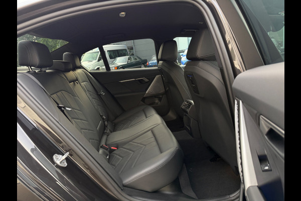 BMW 5 Serie 530e PHEV 09-2024 M-SPORT LEDER SFEER CAMERA NAP 1-EIG LUXE