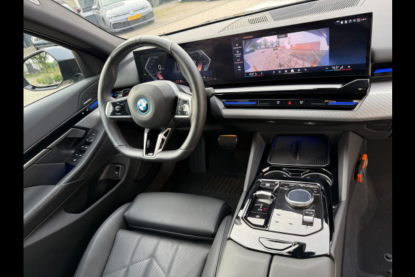BMW 5 Serie 530e PHEV 09-2024 M-SPORT LEDER SFEER CAMERA NAP 1-EIG LUXE