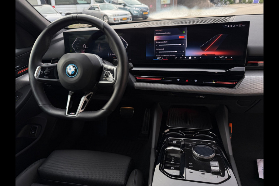 BMW 5 Serie 530e PHEV 09-2024 M-SPORT LEDER SFEER CAMERA NAP 1-EIG LUXE