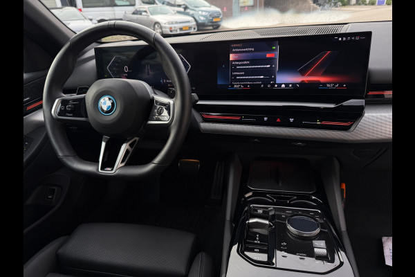 BMW 5 Serie 530e PHEV 09-2024 M-SPORT LEDER SFEER CAMERA NAP 1-EIG LUXE