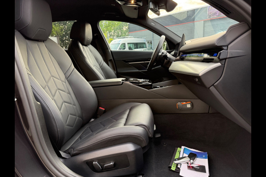 BMW 5 Serie 530e PHEV 09-2024 M-SPORT LEDER SFEER CAMERA NAP 1-EIG LUXE