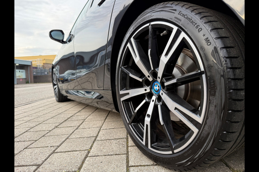 BMW 5 Serie 530e PHEV 09-2024 M-SPORT LEDER SFEER CAMERA NAP 1-EIG LUXE