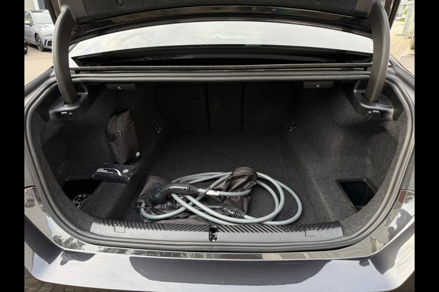 BMW 5 Serie 530e PHEV 09-2024 M-SPORT LEDER SFEER CAMERA NAP 1-EIG LUXE