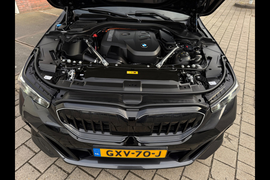 BMW 5 Serie 530e PHEV 09-2024 M-SPORT LEDER SFEER CAMERA NAP 1-EIG LUXE