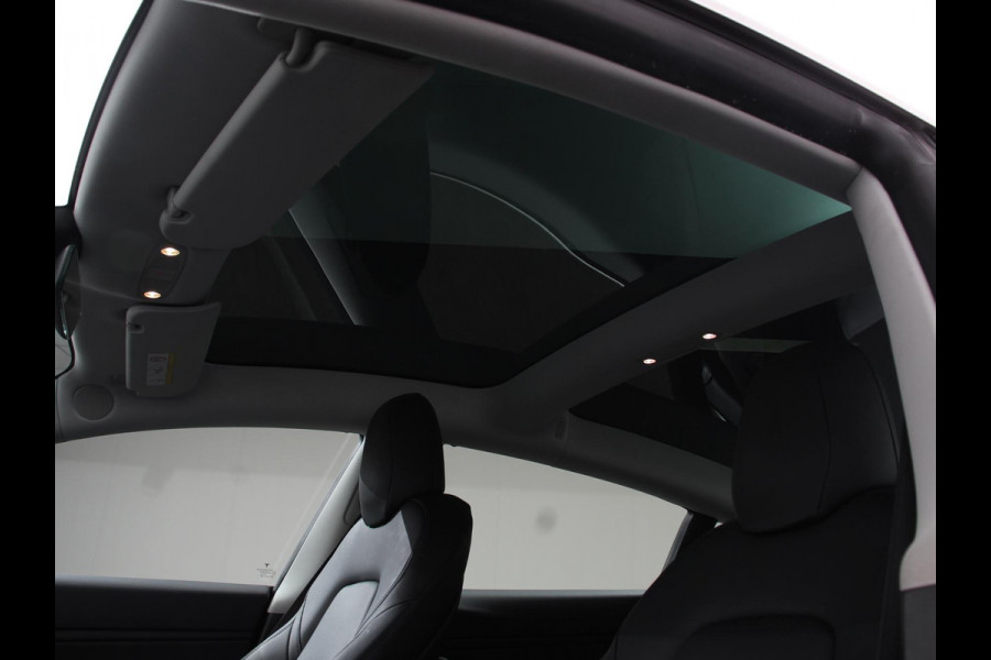 Tesla Model 3 Long Range AWD 75 kWh Navigatie Panorama dak 360 camera Parkeersensoren Stoelverwarming 19" lichtmetalen velgen Ledverlichting Leder Climate Control