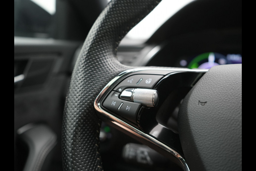 Škoda Superb Combi 1.4 TSI iV Sportline Business PHEV 218pk Dealer O.H. | Trekhaak Af Fabriek | Panodak | Adaptive Cruise | Canton Audio | 360 Camera | Alcantara Sportstoelen Memory & Verwarmd | Sfeerverlichting | Blis | Keyless | Plug In Hybrid |