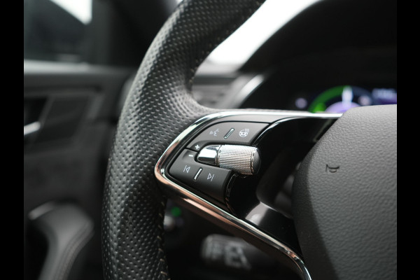 Škoda Superb Combi 1.4 TSI iV Sportline Business PHEV 218pk Dealer O.H. | Trekhaak Af Fabriek | Panodak | Adaptive Cruise | Canton Audio | 360 Camera | Alcantara Sportstoelen Memory & Verwarmd | Sfeerverlichting | Blis | Keyless | Plug In Hybrid |