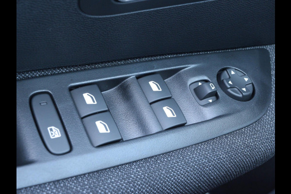 Peugeot 208 1.2 Hybrid 110 e-DCS6 Style | AIRCO | CRUISE CONTROL | APPLE CARPLAY | PARKEERSENSOREN |