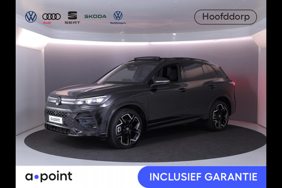 Volkswagen Tiguan 1.5 eHybrid R-Line Edition 272 pk Automaat (DSG) | Verlengde garantie | Navigatie | Panoramadak | Trekhaak (wegklapbaar) | Parkeersensoren (Park assist) | Rondomzicht camera | Lederen bekleding | Stoelverwarming/ventilatie |