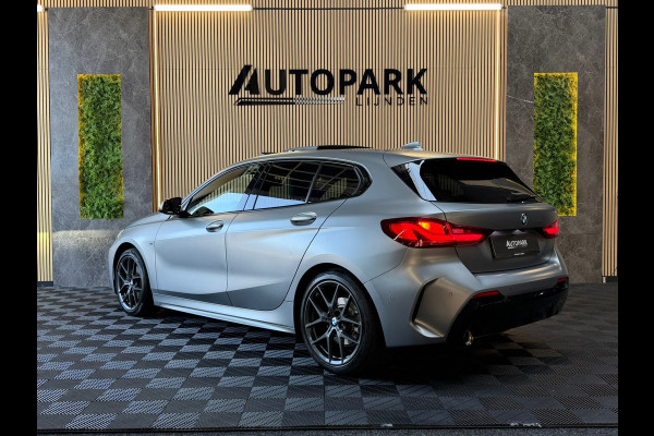 BMW 1-serie 118i High Executive M-SPORT|PANO|HARMAN KARDON|KEYLESS|FABRIEKSGARANTIE|CARPLAY|CAMERA|AMBIENT|DEALER ONDERHOUDEN|VOL!