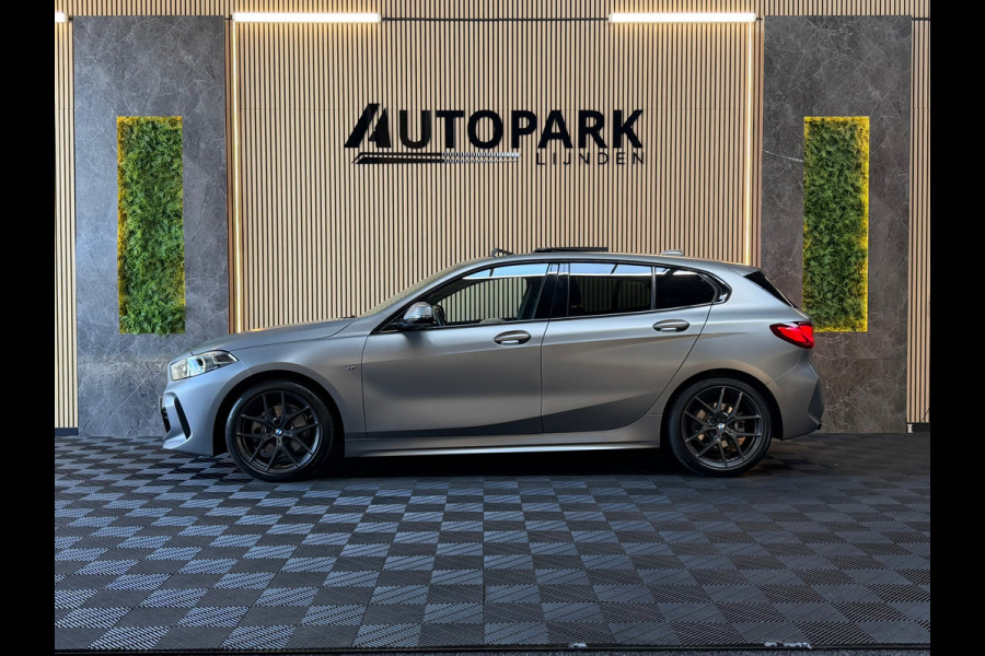 BMW 1-serie 118i High Executive M-SPORT|PANO|HARMAN KARDON|KEYLESS|FABRIEKSGARANTIE|CARPLAY|CAMERA|AMBIENT|DEALER ONDERHOUDEN|VOL!