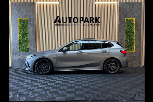 BMW 1-serie 118i High Executive M-SPORT|PANO|HARMAN KARDON|KEYLESS|FABRIEKSGARANTIE|CARPLAY|CAMERA|AMBIENT|DEALER ONDERHOUDEN|VOL!